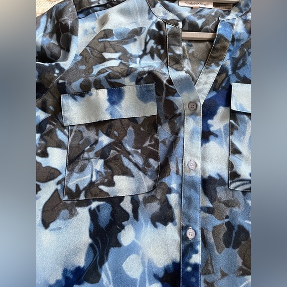 Calvin Klein Blue & Black Abstract Floral Button Down Women’s size medium - Picture 13 of 16